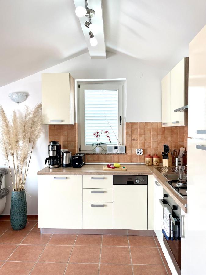 Apartment Lady Daniela Mit Meerblick In Lovran Ngoại thất bức ảnh