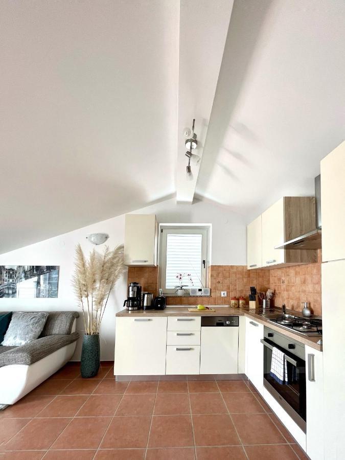 Apartment Lady Daniela Mit Meerblick In Lovran Ngoại thất bức ảnh