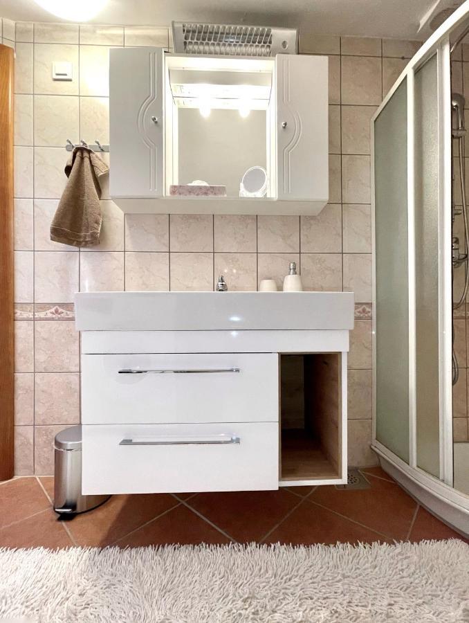 Apartment Lady Daniela Mit Meerblick In Lovran Ngoại thất bức ảnh